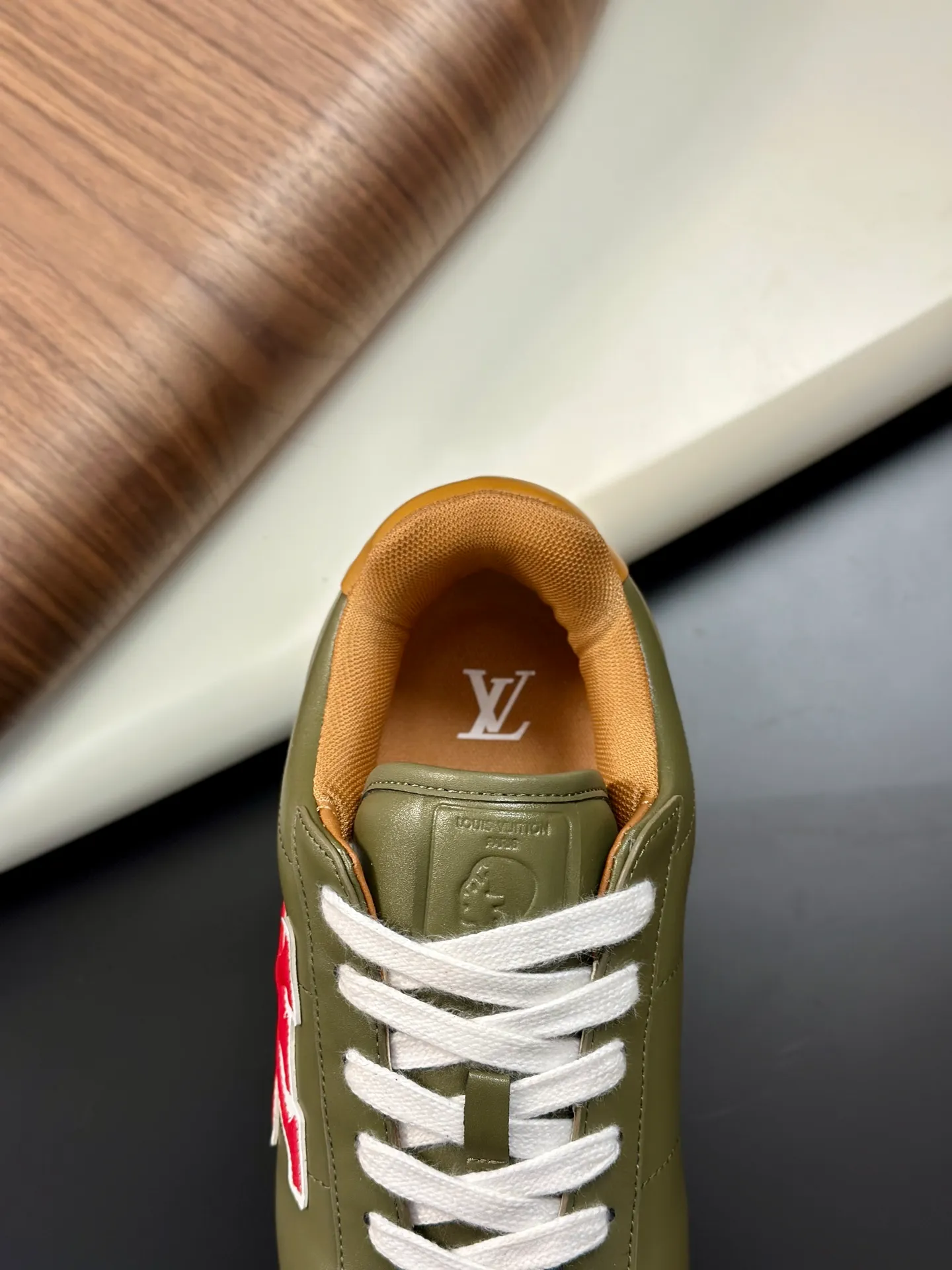 Factory direct sale ¥700💰Full set of packaging💰Top version LV-Louis Vuitton-Classic catwalk new style 1:1 developed replica of the original version! ! The upper foot is very comfortable. It is made of luxurious materials and fine workmanship. The midsole is printed with English letters "Made in Europe". The upper is made of calfskin imported from Italy. The side is decorated with the brand's LOGO and signature. The latest latex foot pads and mesh lining make the foot feel super comfortable. The original two-color TPU combination outsole is specially provided by the original factory. Bag technology Goodyear stitched edges Fabric: Exclusive custom first-layer cowhide Accessories: Exclusive private model Vuitton logo, lining: Customized silk mesh lining - first-layer silk cowhide lining Outsole: TPU combination outsole wear-resistant, non-slip and anti-yellowing Foot pads: new latex pads-mesh sweat-absorbent Counter technology: fully computerized sewing machine wire drawing Toe box back cover Hot and cold shaping Full set of pull-top last with medium and low logo pattern Counter packaging - Shoelaces, certificates, cards, instructions, certificates of quality, dust bags, the most comprehensive packaging on the Internet, men's size 339-44 (38/45 custom-made, non-refundable!
